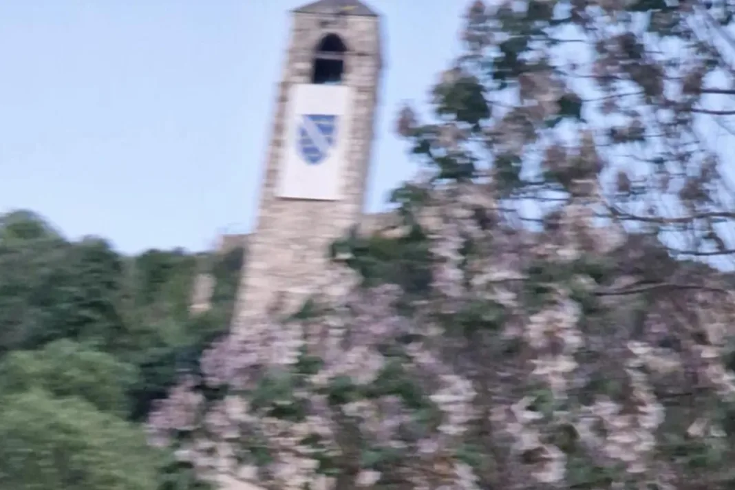 Grad Čapljina oštro osudio postavljanje zastave s ljiljanima u Počitelju: ‘Svjesno unošenje nemira’