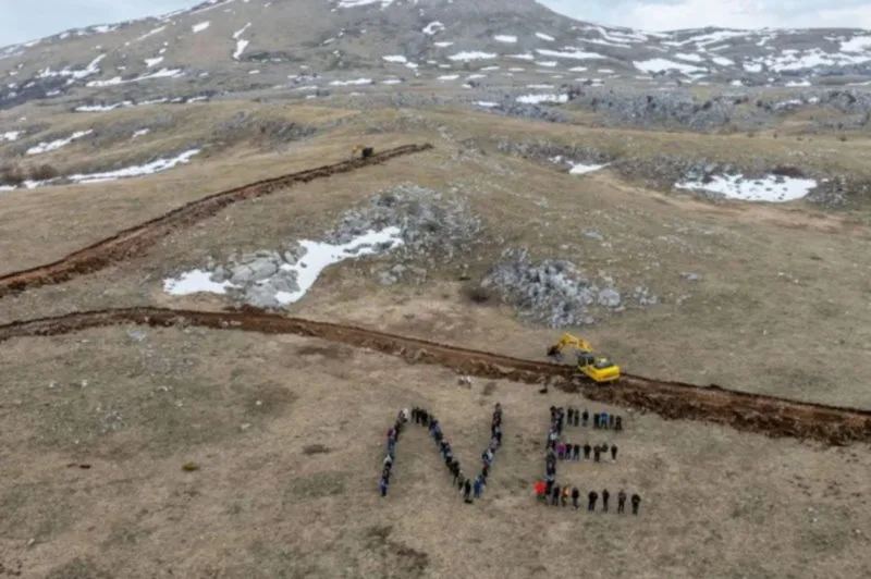 Mještani kod Livna i Glamoča tijelima ispisali ‘NE’ protiv vjetroelektrane Čadilj