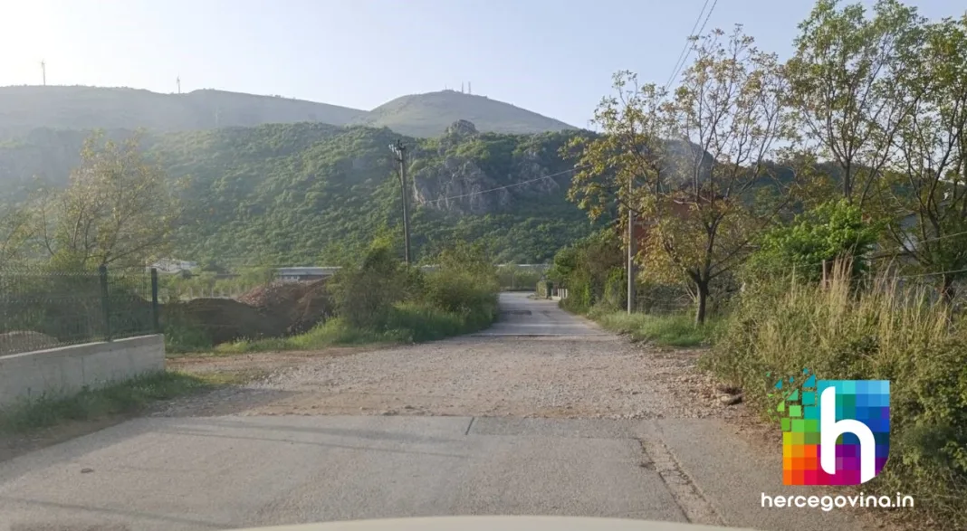 (FOTO) Mostar: Kada će se u Raštanima konačno sanirati prometnica koja vodi kroz naselje