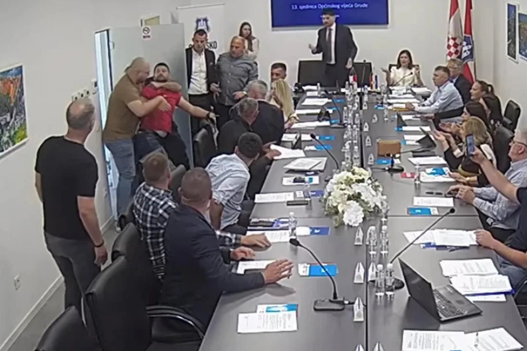 Sjednica u Grudama: Zastupnik htio na sjednicu, pa završio u potkošulji