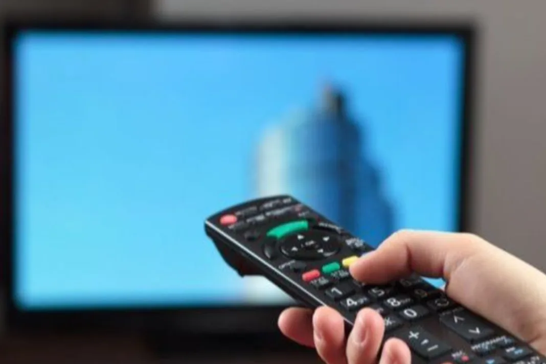 Držite dugme za paljenje 10 sekundi: Trik koji trenutno ubrzava svaki Smart TV