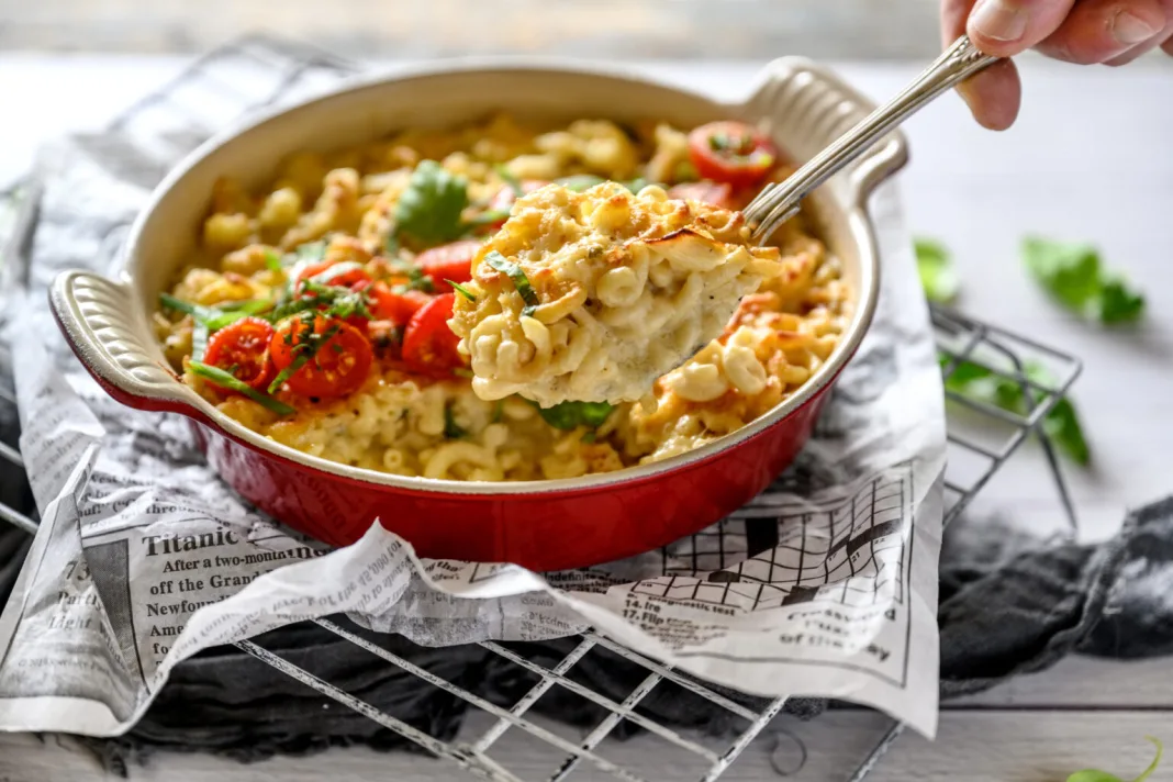 Ova laganija verzija klasične mac and cheese tjestenine preuzima elemente iz tradicionalne talijanske Caprese salate