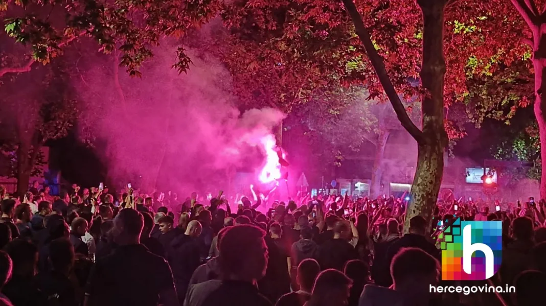(FOTO&VIDEO) Ludnica na ulicama Mostara: Navijači i nogometaši Zrinjskog proslavili osvajanje Kupa BiH