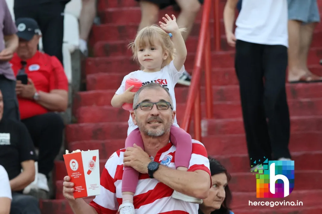 (FOTO) Pogledajte kako je bilo na tribinama za vrijeme utakmice HŠK Zrinjski-FK Velež