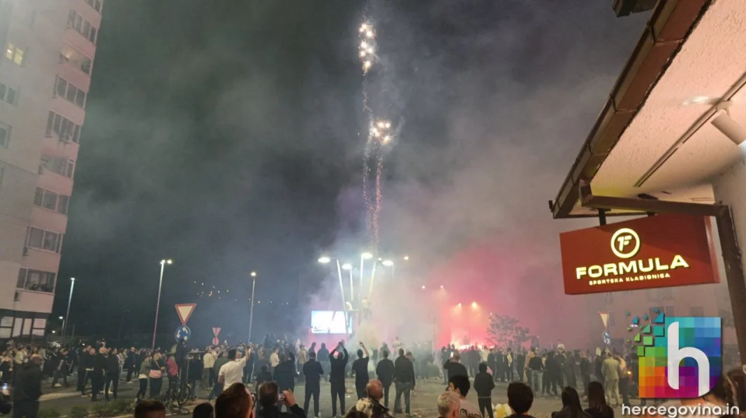 (FOTO&VIDEO) Pogledajte vatromet kojim su navijači Zrinjskog dočekali Plemiće