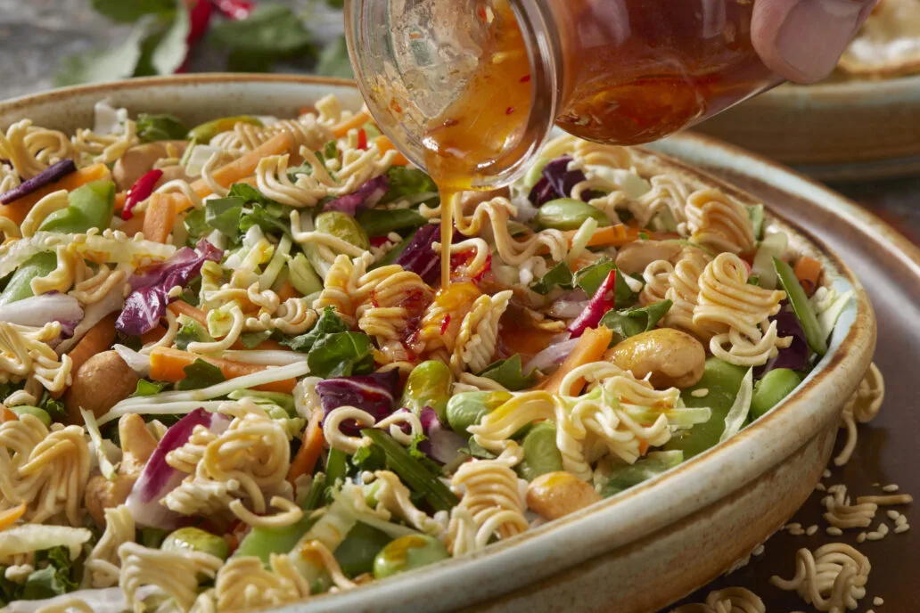 Ramen salata s piletinom i preljevom od kikirikija