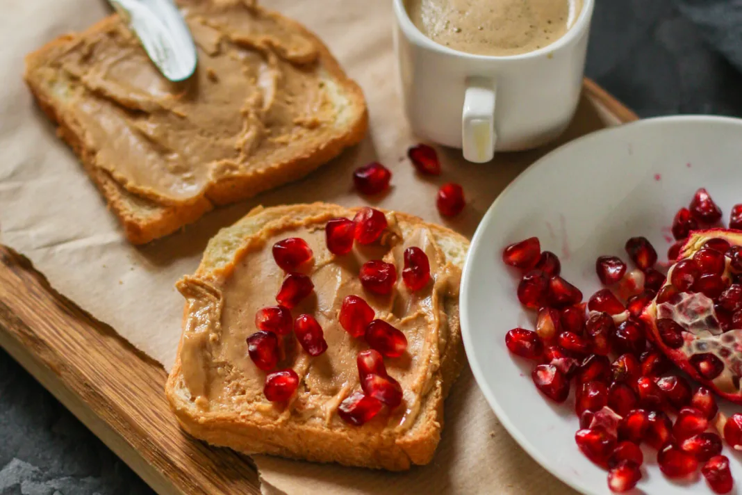 Tost s kikiriki maslacem i narom