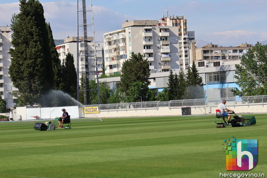 (FOTO) HŠK Zrinjski: Travnjak na stadionu pod Bijelim brijegom spreman za Gradski derbi