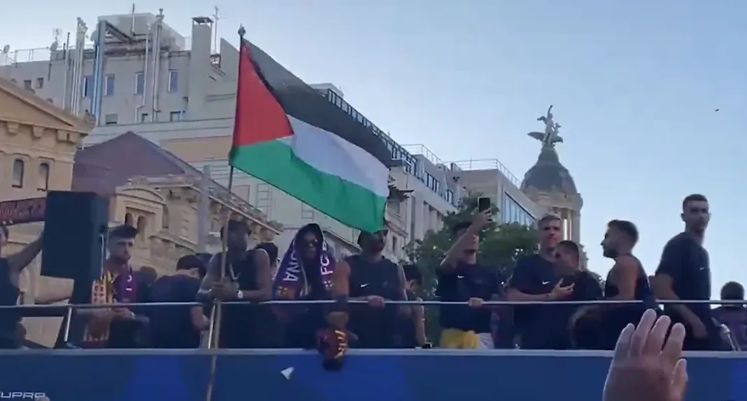 (VIDEO) Yamal držao jarbol s palestinskom zastavom na proslavi naslova Barcelone i izazvao pravu ‘buru’