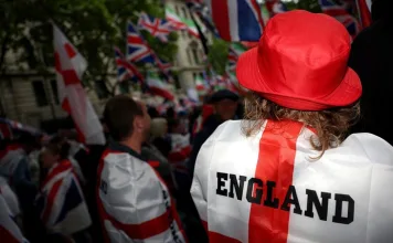 (VIDEO) Suprostavljeni skupovi: Krajnje desni i propalestinski prosvjedi istovremeno u Londonu