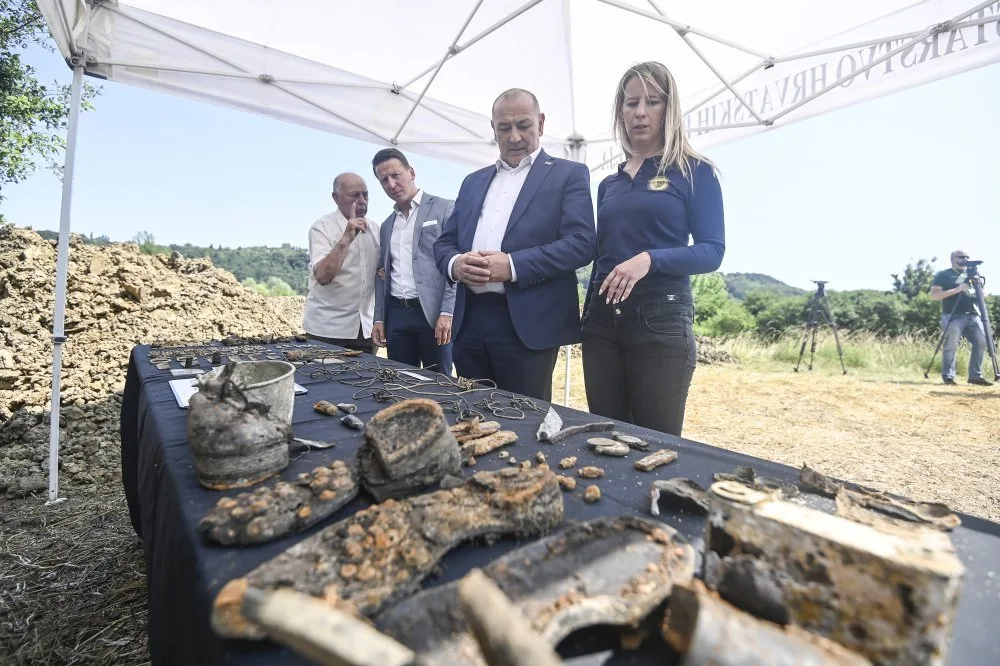 Hrvatska preuzela od Slovenije posmrtne ostatke 500 žrtava poratnih likvidacija