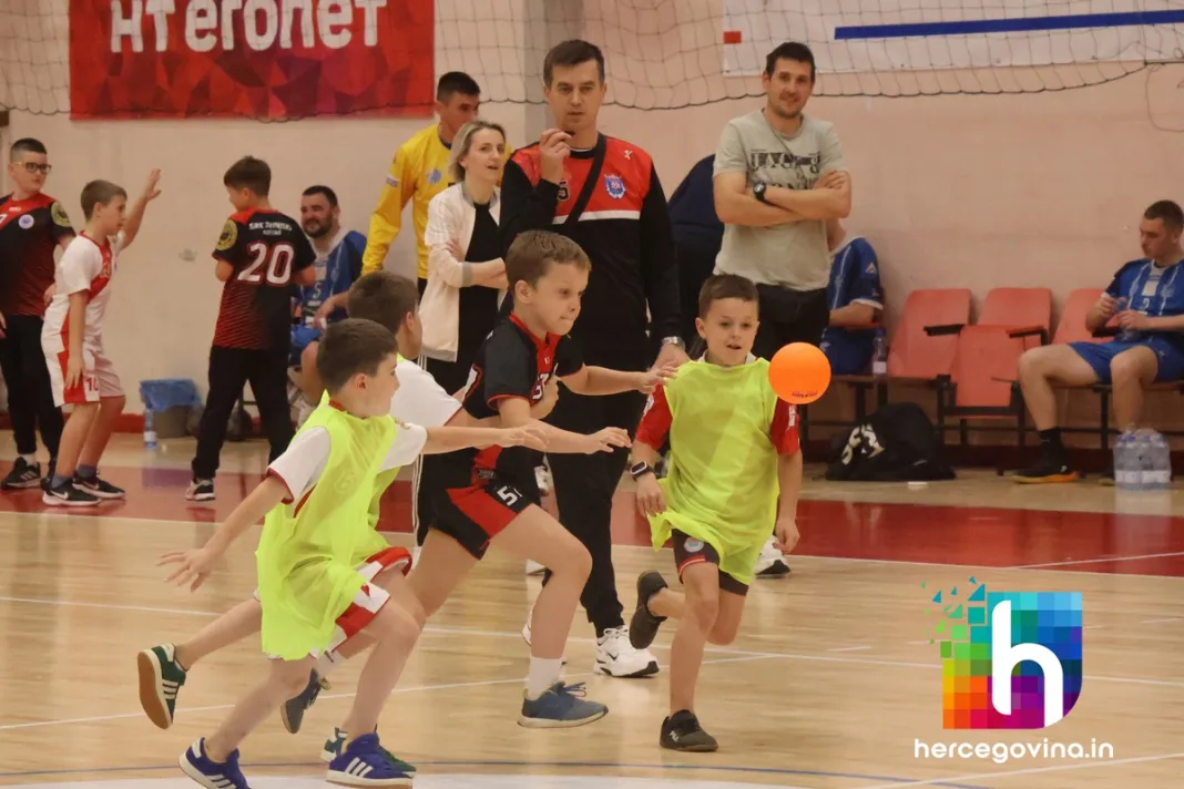 (FOTO) SRK Zrinjski: Mladi Plemići zaigrali mini rukomet