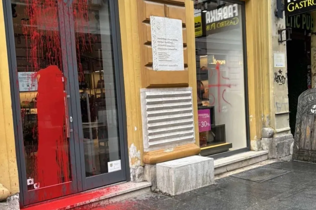 Sarajevo: Na srbijanskim radnjama osvanula boja i grafiti
