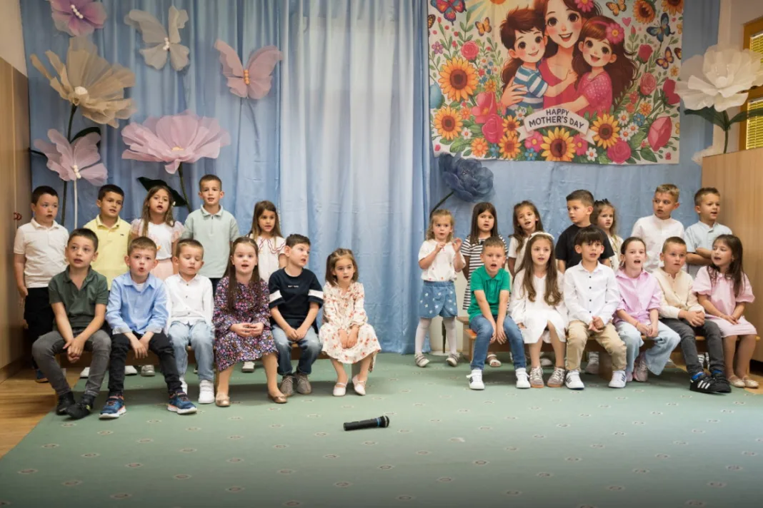 Široki Brijeg: Mališani vrtića na Puringaju pjesmom i recitacijama proslavili Majčin dan