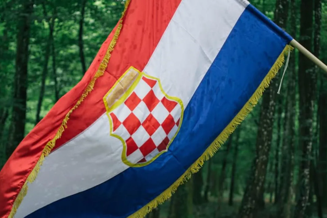Skandal na stadionu u Žepču: Redari mladim navijačima oduzeli zastavu Herceg-Bosne