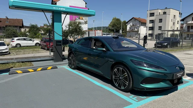 BYD u Hrvatskoj postavio prvu punionicu koja bateriju puni za 9 minuta