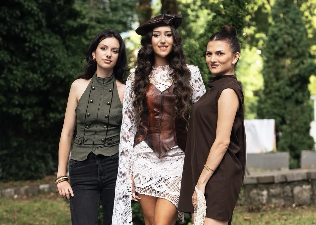 (FOTO) Učenice mostarske likovne škole predstavile autorski rad na temu „Buđenje mode“ na 50. jubilarnom Sarajevo Fashion Weeku
