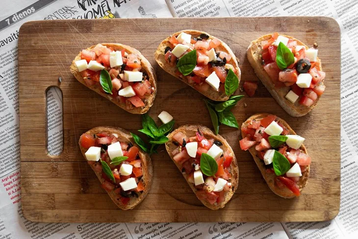 Bruschette su idealan izbor kada želite nešto brzo, svježe i efektno, bez dugog stajanja uz štednjak