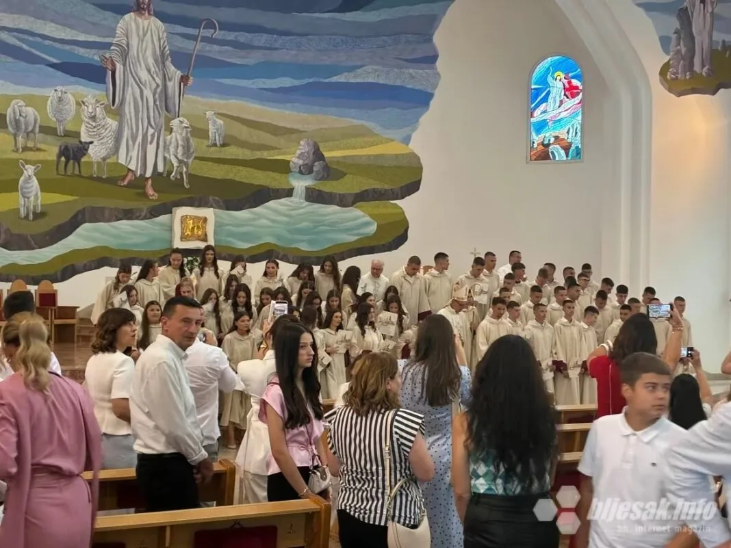 Vojni biskup Miro Relota u Mostaru krizmao 60 mladih u župi sv. Marka i sv. Luke