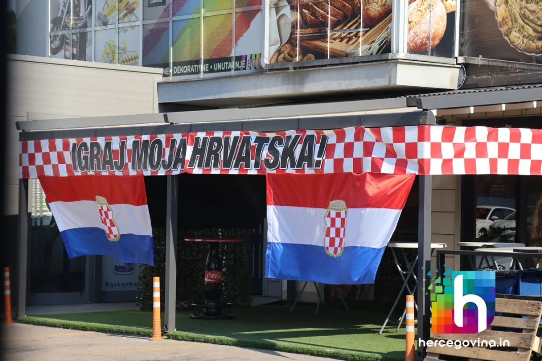 (FOTO) Sretno Vatreni: Hercegovina u “kockicama” čeka večerašnju utakmicu Hrvatske