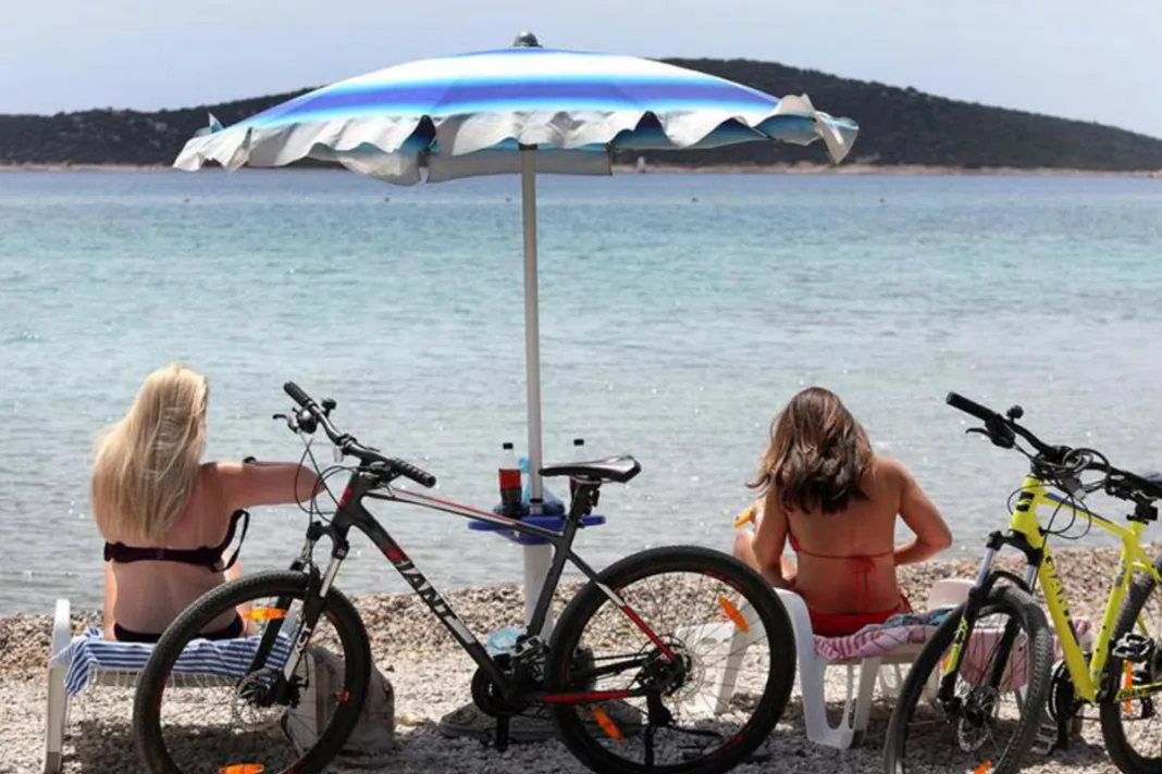Bizarna odluka: Na poznatoj plaži zabranili suncobrane za osobe od 10 do 65 godina