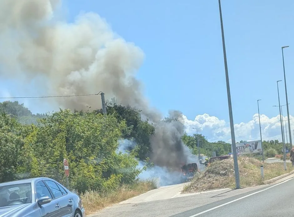 Zapalilo se vozilo na putu između Mostara i Širokog Brijega: Vatrogasci gase požar