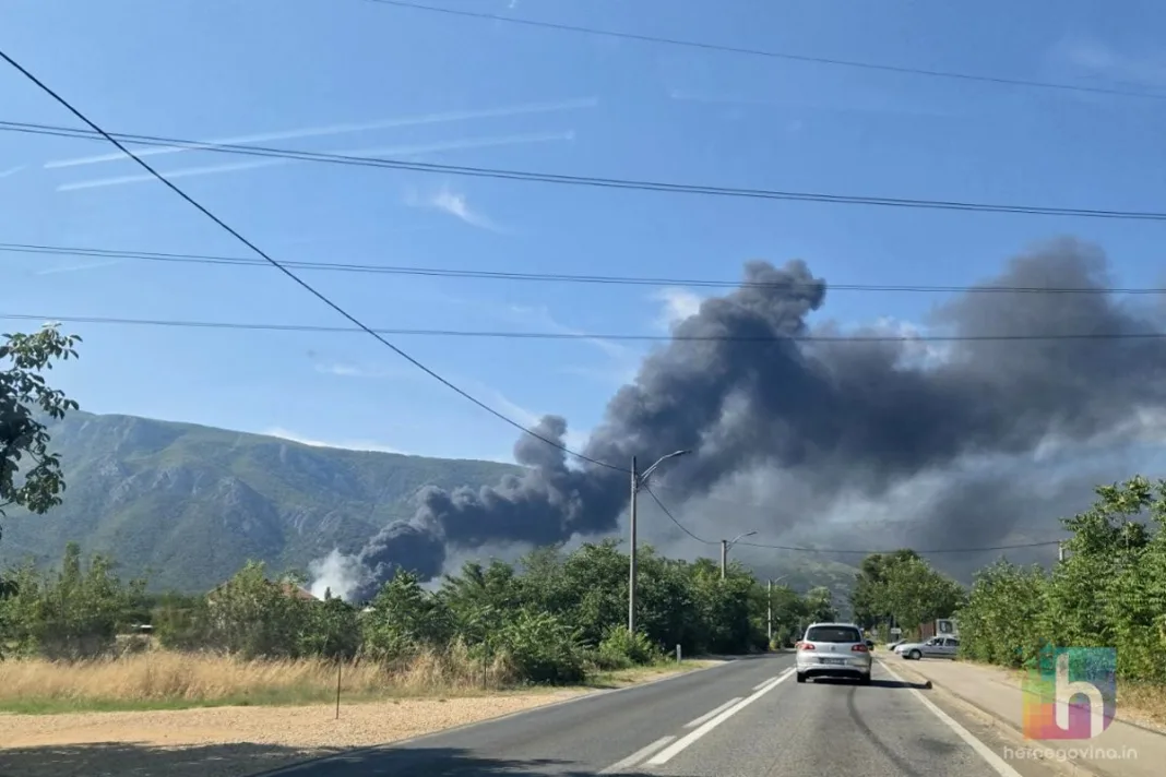 Požar na odlagalištu Uborak prijeti naselju, mještani se okupljaju kako bi pomogli u gašenju