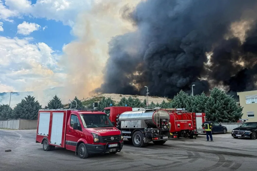 Požar na deponiji Uborak ponovno aktivan, gust dim širi se prema Mostaru