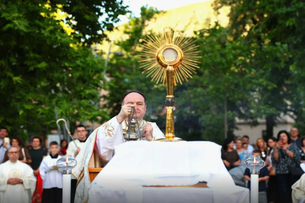 Procesijom u Mostaru obilježeno Tijelovo: Brojni vjernici pjesmom, molitvom i posipanjem cvijeća posvjedočili vjeru