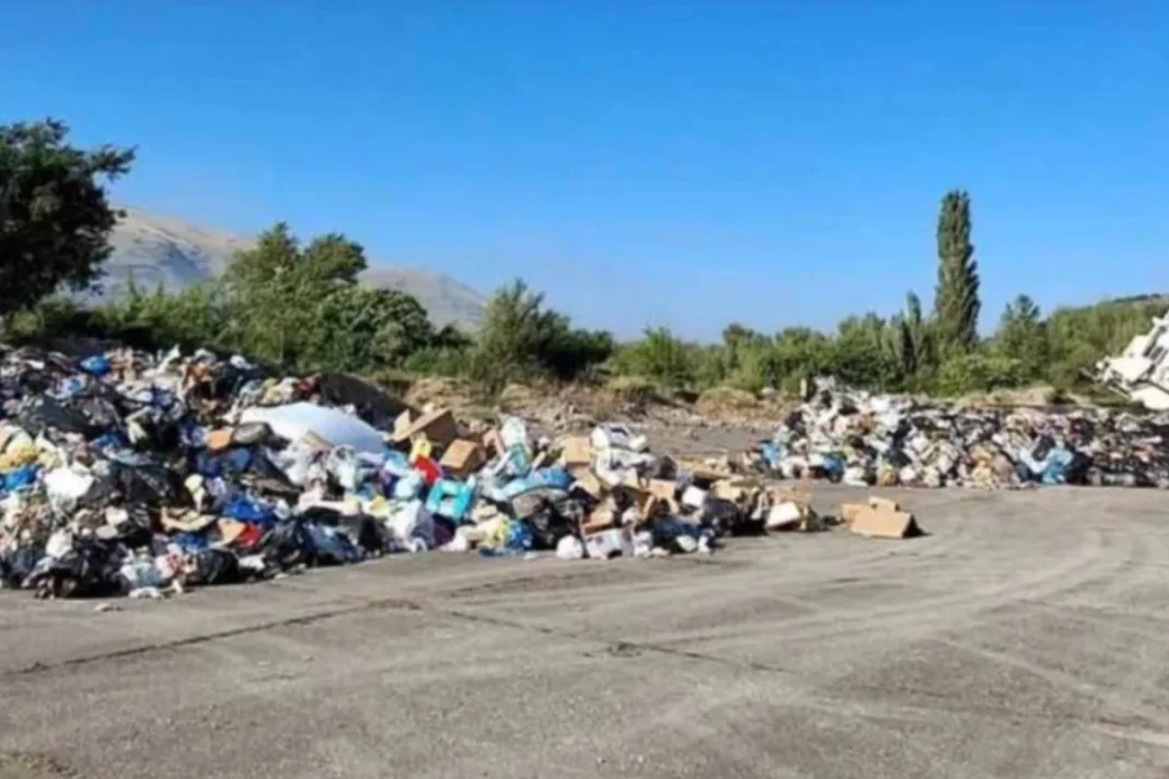 Napetost raste, stigla i policija: Građani u Vrapčićima blokirali radnike koji su u 4 ujutro počeli dovoziti otpad