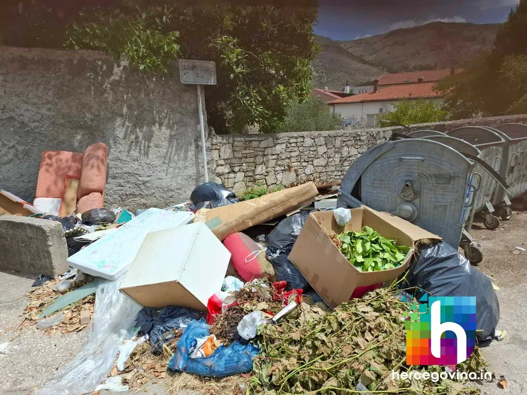 (FOTO) Smeće na ulicama Mostara: Ružna slika grada na Neretvi