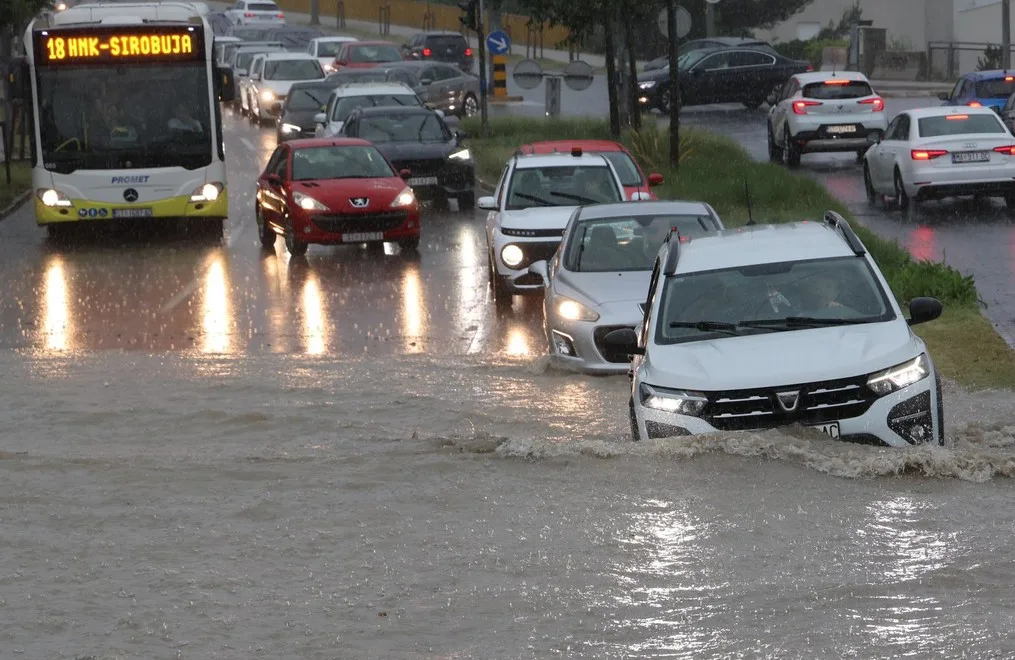 (VIDEO) Jako nevrijeme pogodilo Split, ulice su pod vodom