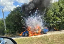 (FOTO)Zapalilo se vozilo na putu između Mostara i Širokog Brijega: Vatrogasci gase požar