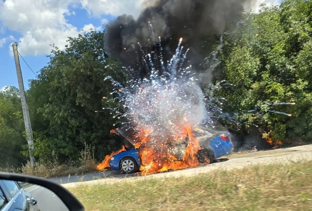 (FOTO)Zapalilo se vozilo na putu između Mostara i Širokog Brijega: Vatrogasci gase požar