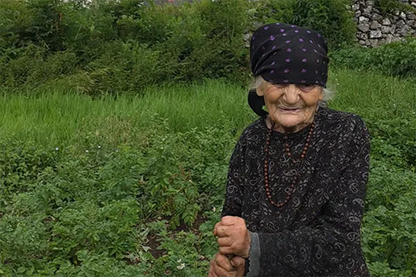 Baka Matija u 95. godini živi sama i kopa vrt s krunicom oko vrata