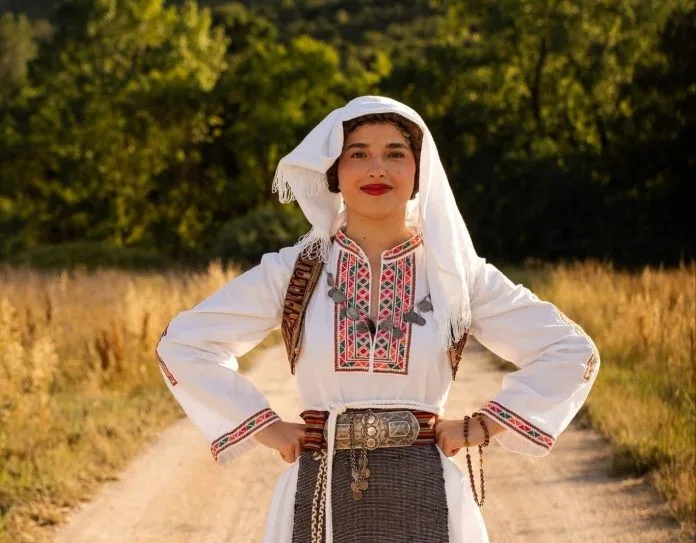 Mirjana Karačić: Divojka sa sela