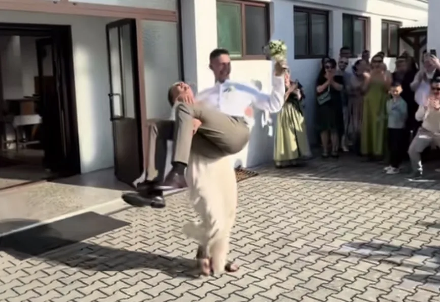 (VIDEO) Prenijela mladoženju preko praga