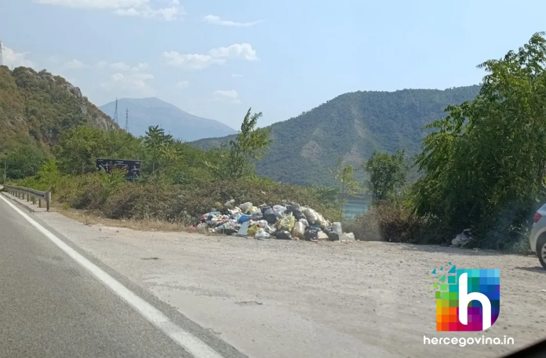 (FOTO) Ljetni pakao na magistralnoj cesti M-17 u Hercegovini: Prometne gužve i odmorišta prepuna smeća