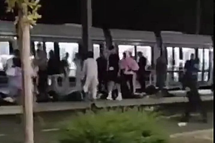 (VIDEO) Muškarac se automobilom namjerno zabio u skupinu ljudi