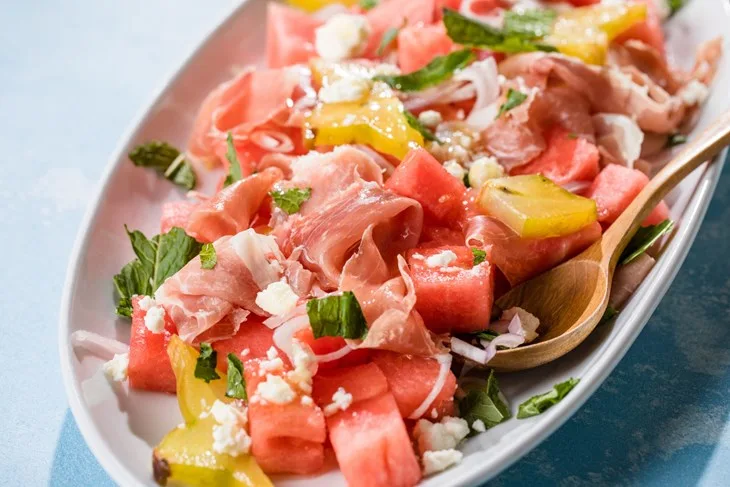 Salata od dinje i lubenice s pršutom i burratom
