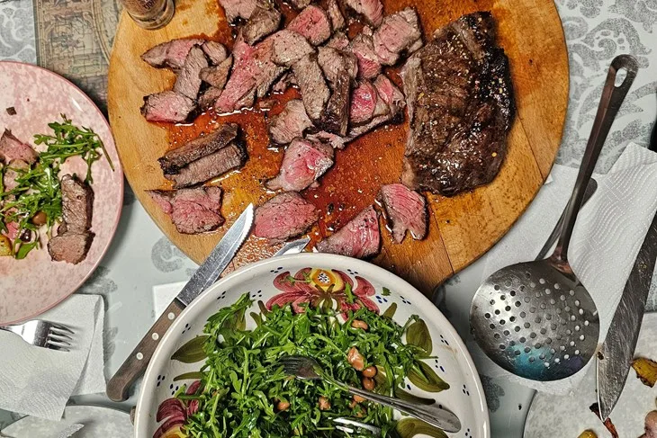 Tagliata od junetine s rukolom i cherry rajčicama