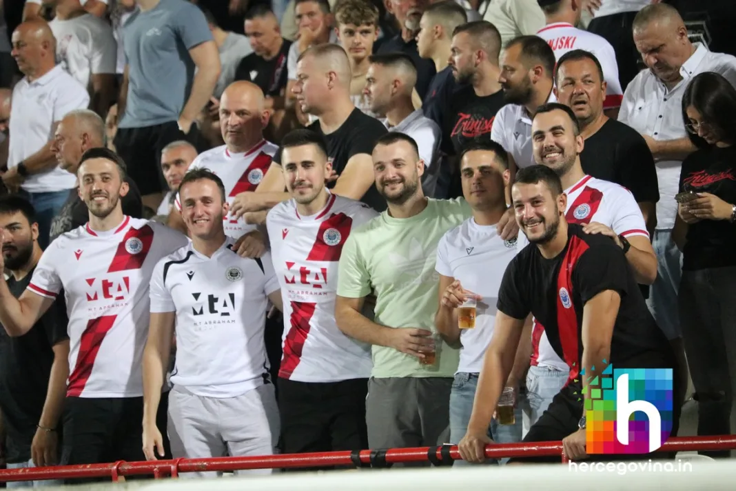 (FOTO) Pogledajte kako je bilo na tribinama za vrijeme utakmice HŠK Zrinjski-FC Valur