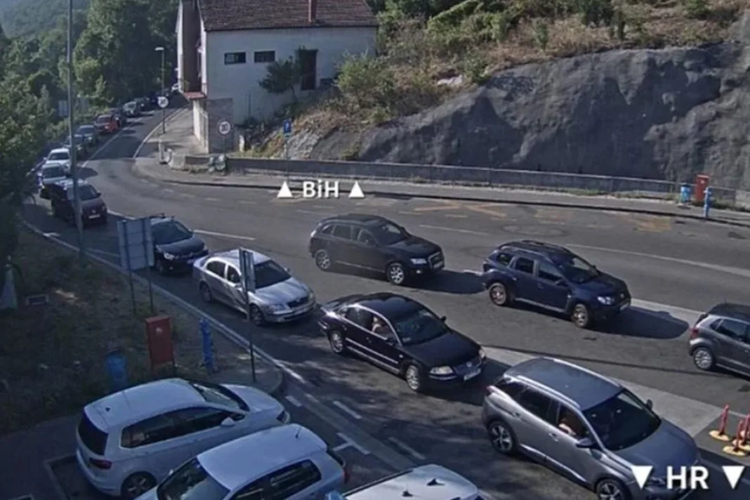 KAOS NA GRANICAMA OD RANOG JUTRA: Kolone na izlazu iz BiH, gužve i prema Hrvatskoj!
