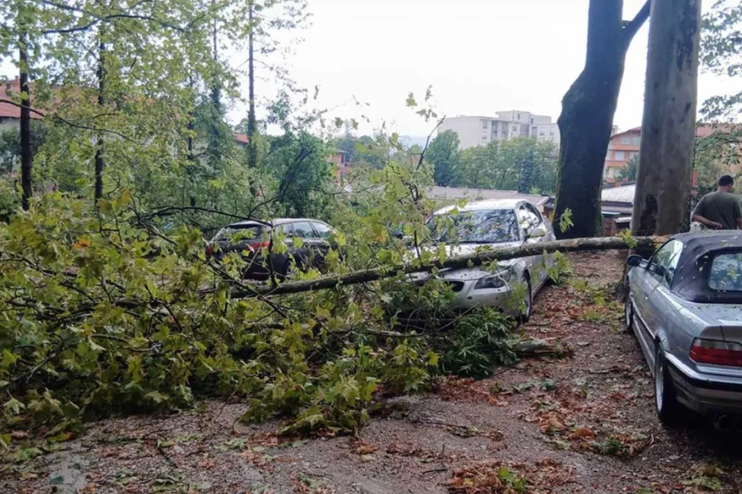 Superćelijska oluja protutnjala dijelom BiH uz orkanske udare od 106 km/h i pad temperature za 12 stupnjeva!
