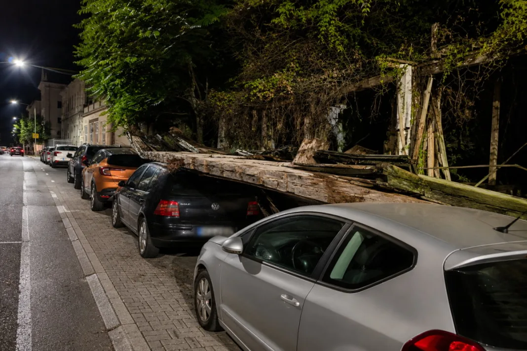 Još jedna mostarska ruševina napravila štetu: Ostaci Alajbegovića kuće pali na tri automobila