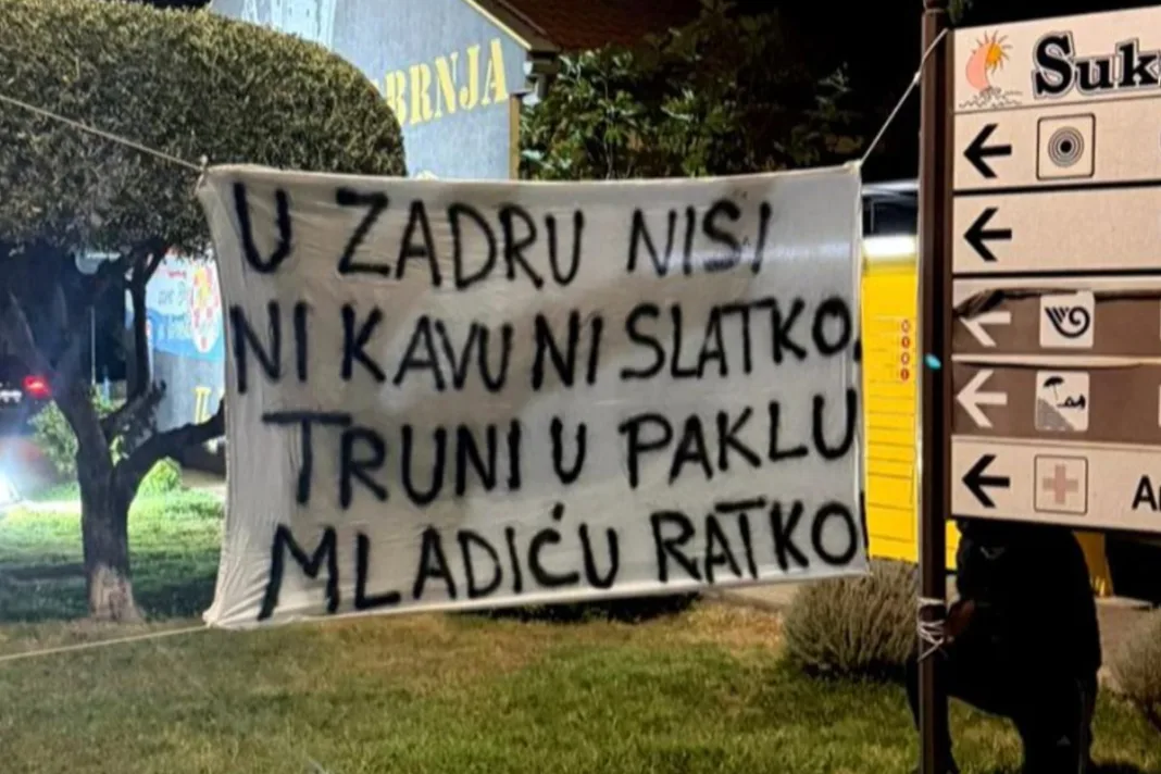 U Sukošanu jasno poručili šta misle o umrlom zločincu: U Zadru nisi ni kavu ni slatko, truni u paklu, Mladiću Ratko!