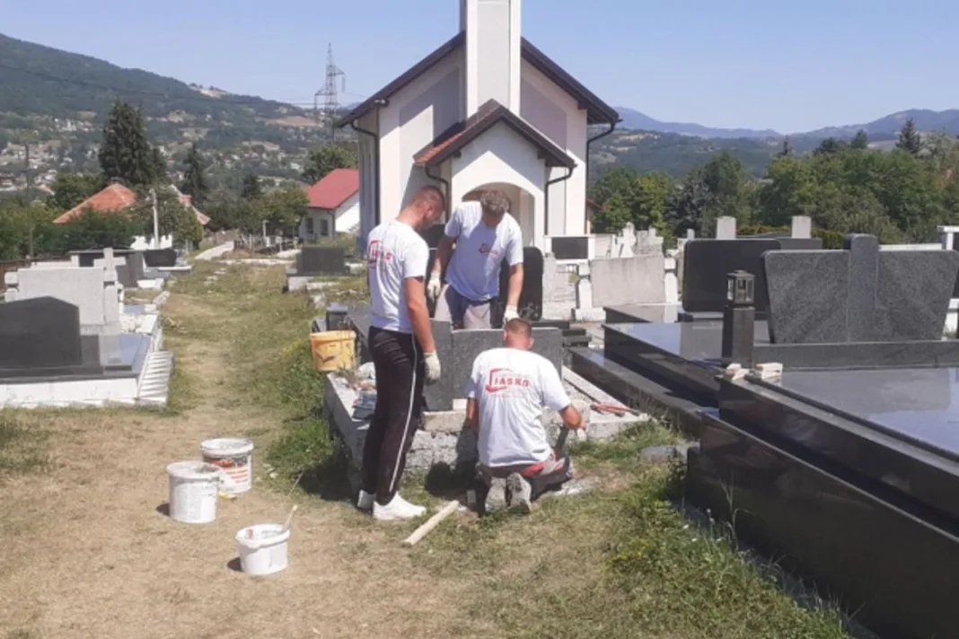 Svaka čast: Bošnjak obnovio oštećene spomenike na katoličkom groblju kod Travnika
