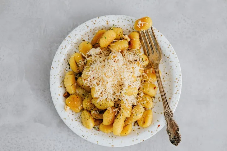 Hrskavi njoki s češnjakom i parmezanom