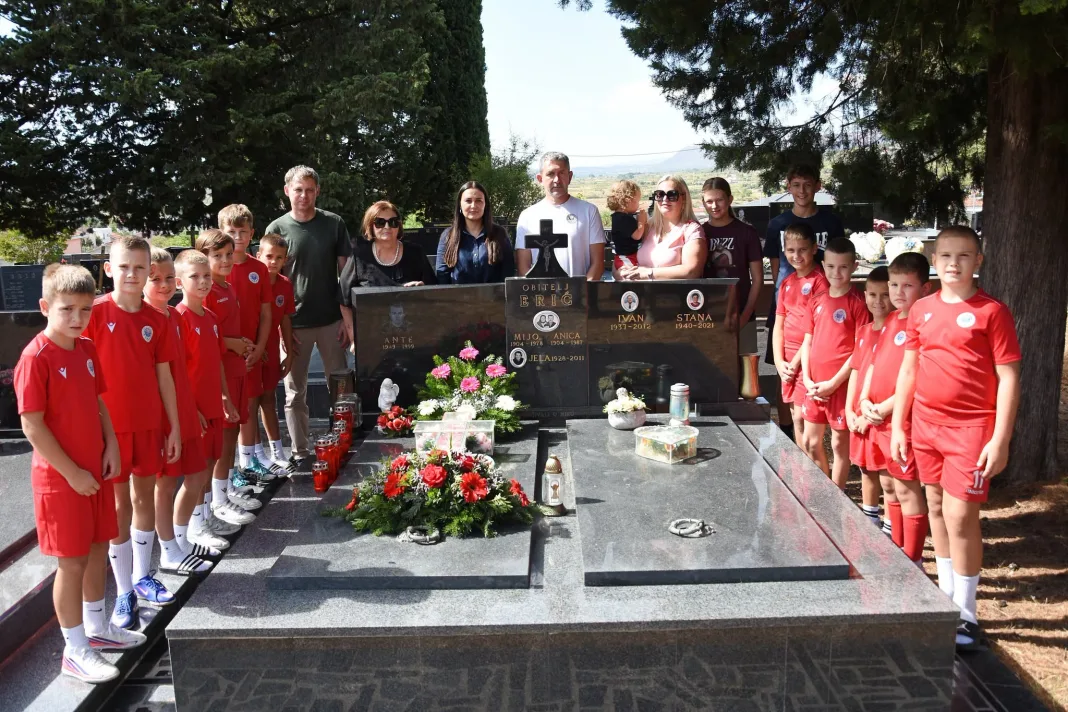 Suigrači iz Zrinjskog stali uz Tadiju na grobu njegovog djeda