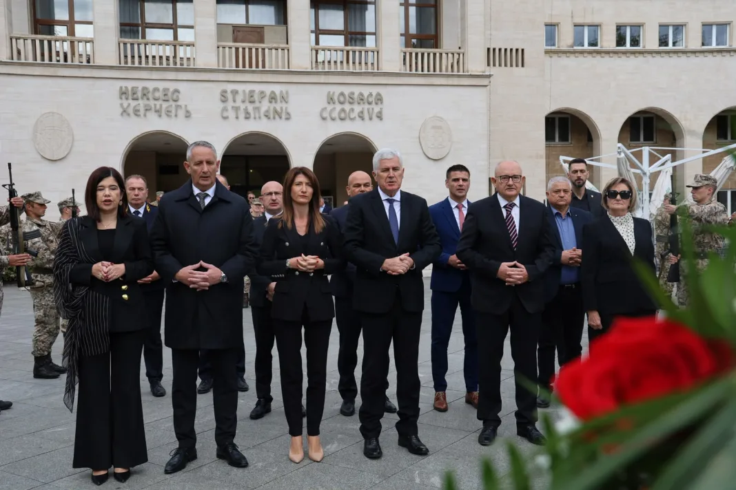 (FOTO) Mostar: Sjećanje i poštovanje prema poginulim i preminulim hrvatskim braniteljima, uoči Svih Svetih položeni vjenci i zapaljene svijeće